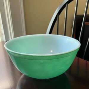 Pyrex Green & White Mixing Bowl #403 2.5 Quart